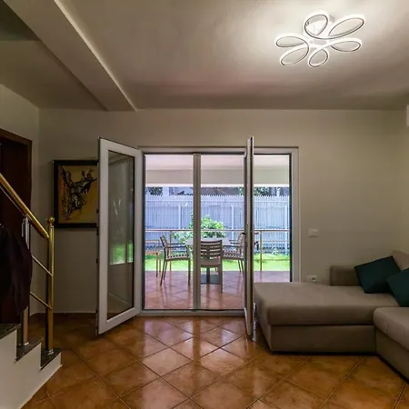 Villa Forest - Middle Of Forest & Near The Golem (Tirana)